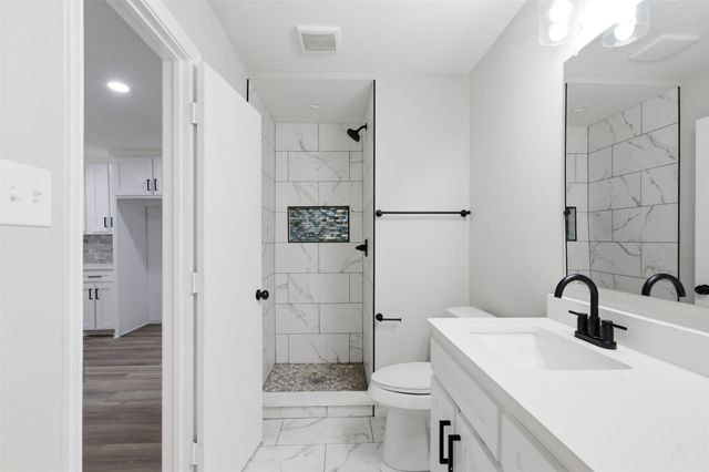210 Squirebrook Drive, Desoto, TX 75115