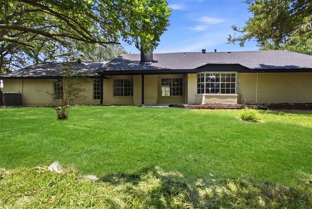 210 Squirebrook Drive, Desoto, TX 75115