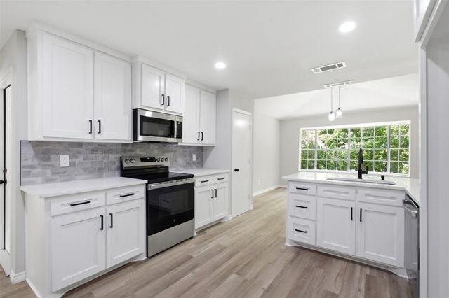210 Squirebrook Drive, Desoto, TX 75115