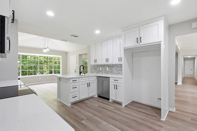 210 Squirebrook Drive, Desoto, TX 75115