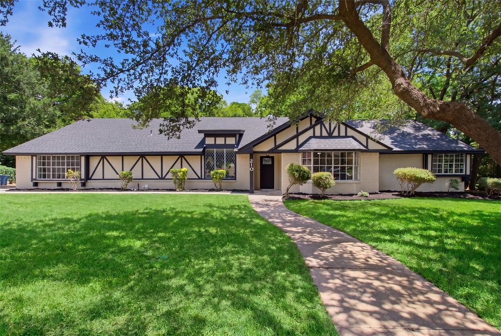 210 Squirebrook Drive, Desoto, TX 75115