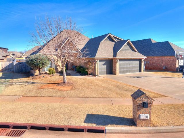 1320 Sonoma Lakes Boulevard, Moore, OK 73160