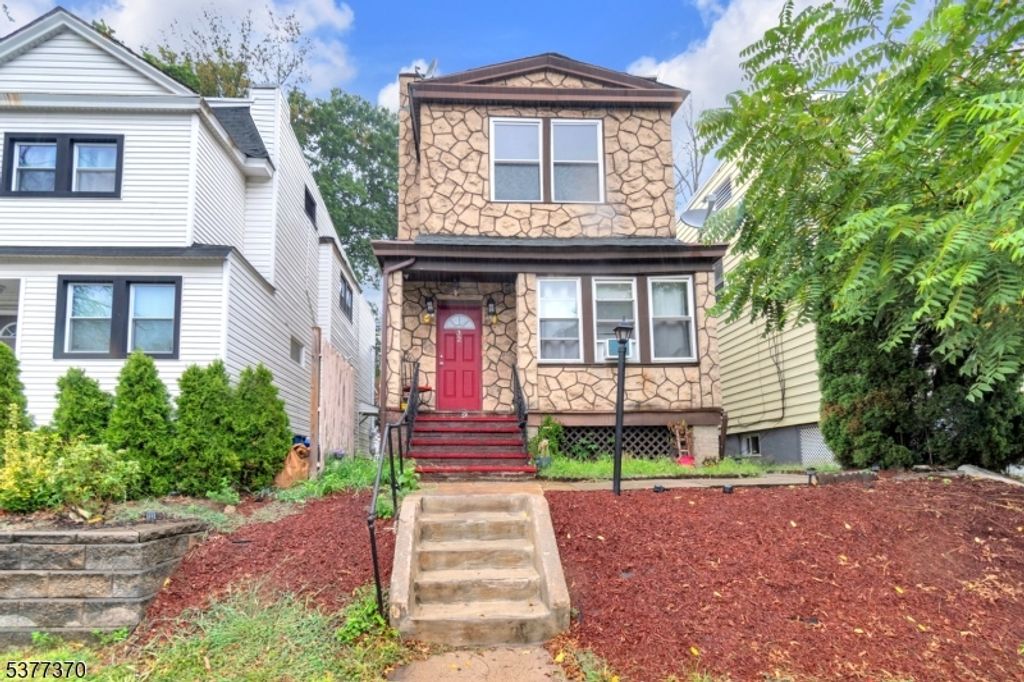 32 Dodd St, East Orange City, NJ 07017