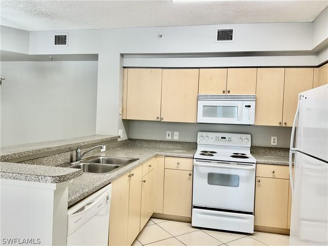 1200 Reserve WAY 103, Naples, FL 34105