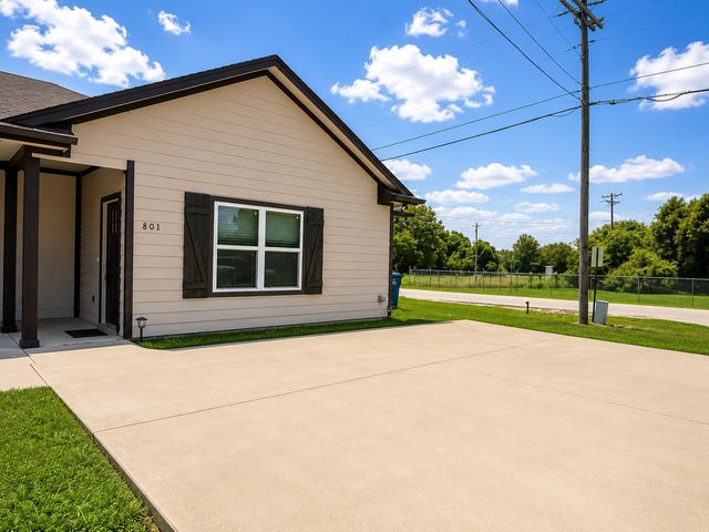 801 Meadowlark Circle, Granbury, TX 76049