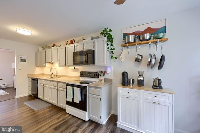 10 LAKEVIEW PL, Lititz, PA 17543