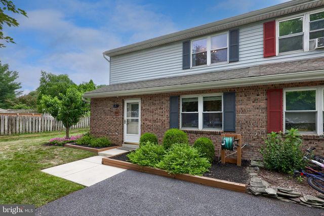 10 LAKEVIEW PL, Lititz, PA 17543