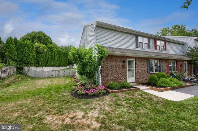 10 LAKEVIEW PL, Lititz, PA 17543