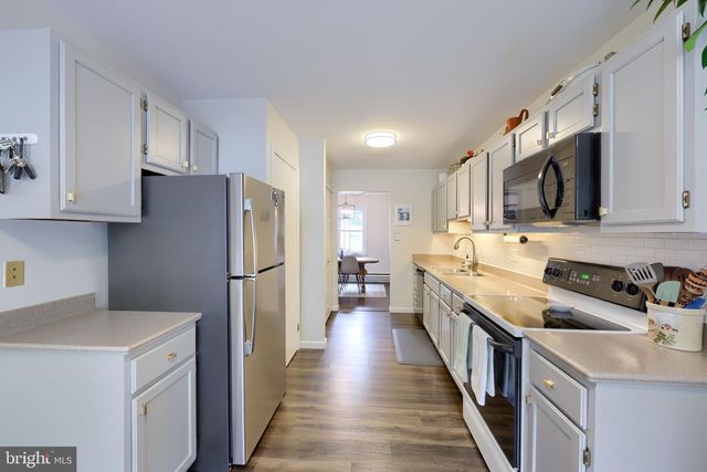 10 LAKEVIEW PL, Lititz, PA 17543