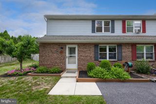 10 LAKEVIEW PL, Lititz, PA 17543