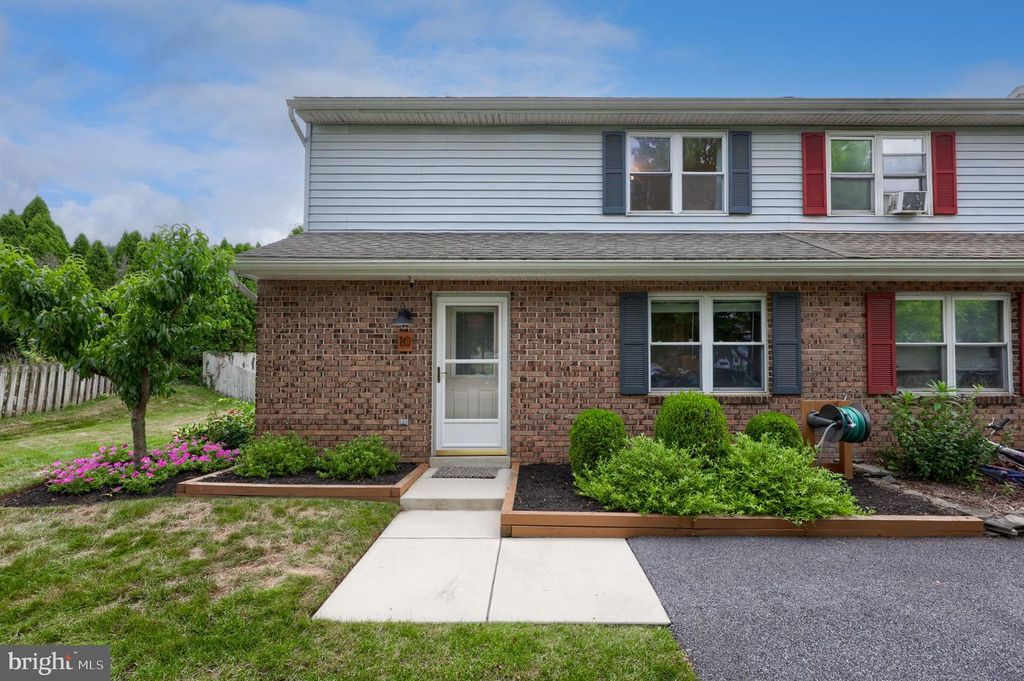 10 LAKEVIEW PL, Lititz, PA 17543