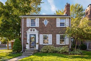 1291 Roslyn Road, Grosse Pointe Woods, MI 48236