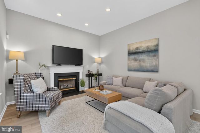 6482 WARWICK CIR, Alexandria, VA 22315