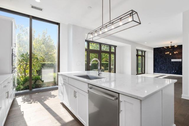 250 W Spring Street, 243, Columbus, OH 43215