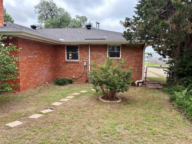 415 W Curtis Drive, Midwest City, OK 73110