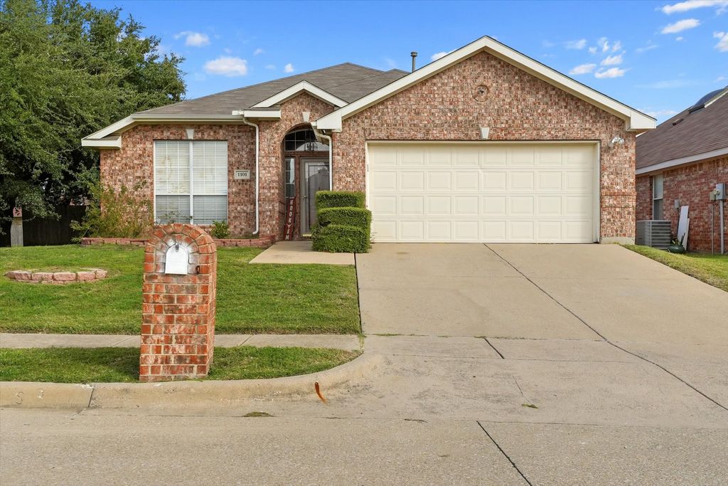 1101 Bellcrest Drive, Arlington, TX 76002 — exterior