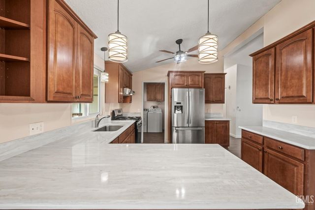 9000 Eastwind Circle, Bakersfield, CA 93306