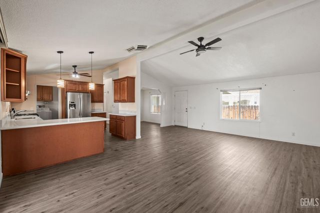 9000 Eastwind Circle, Bakersfield, CA 93306