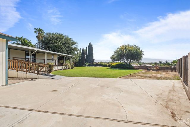 9000 Eastwind Circle, Bakersfield, CA 93306
