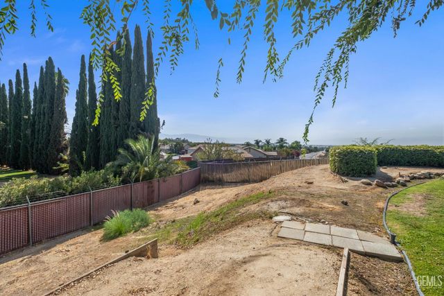 9000 Eastwind Circle, Bakersfield, CA 93306
