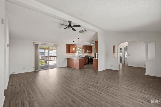 9000 Eastwind Circle, Bakersfield, CA 93306