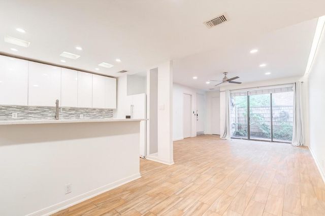 2829 Timmons Lane 167, Houston, TX 77027