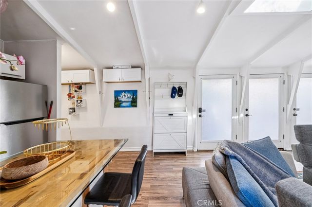 2041 N Beverly Glen Boulevard, Los Angeles, CA 90077