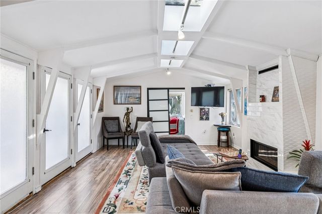 2041 N Beverly Glen Boulevard, Los Angeles, CA 90077