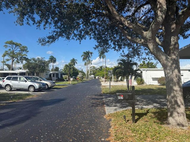 8964 Pine Street, Boynton Beach, FL 33436