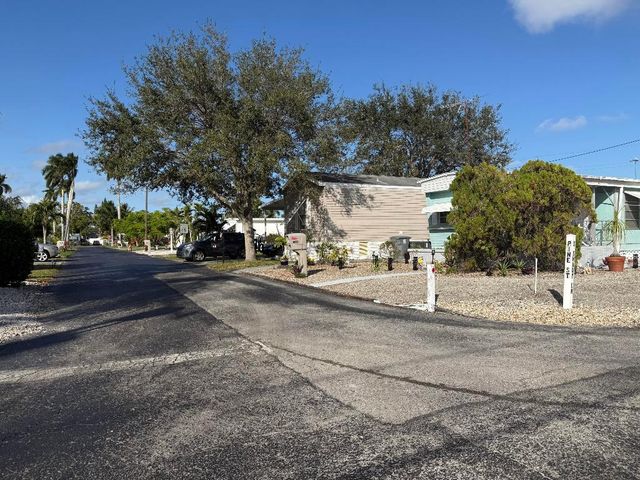 8964 Pine Street, Boynton Beach, FL 33436