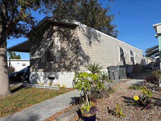 8964 Pine Street, Boynton Beach, FL 33436