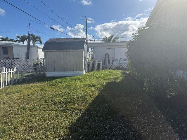 8964 Pine Street, Boynton Beach, FL 33436