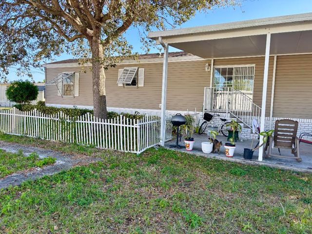 8964 Pine Street, Boynton Beach, FL 33436