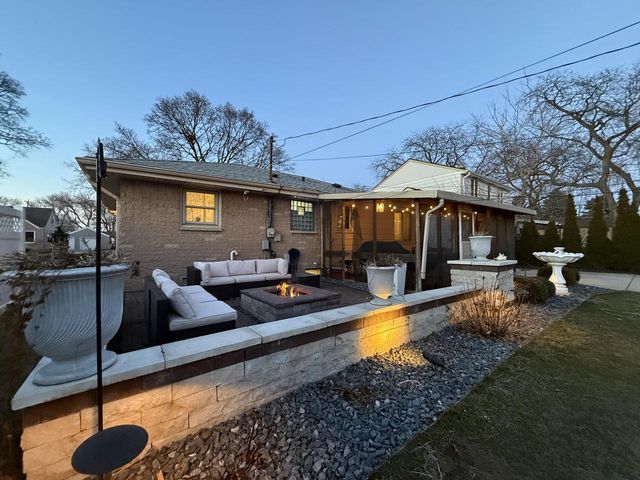 313 W Van Norman AVENUE, Milwaukee, WI 53207