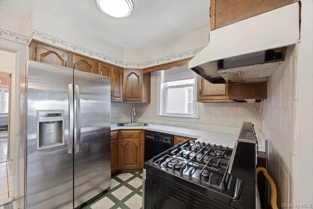 3181 Waterbury Avenue, Bronx, NY 10465
