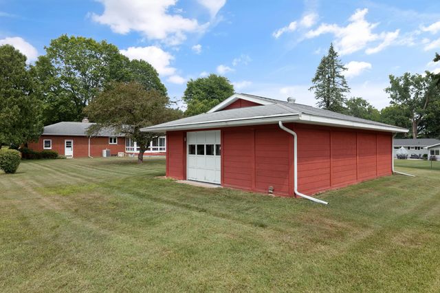 128 Schirmer Parkway, Buchanan City, MI 49107