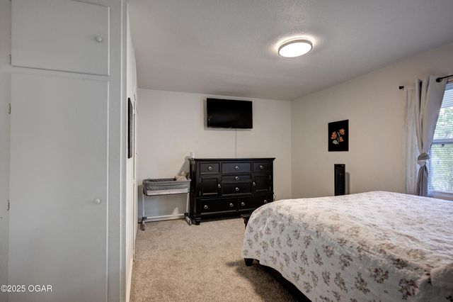 2422 E Manitou Street, Joplin, MO 64801