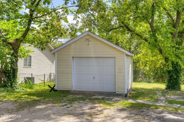 2422 E Manitou Street, Joplin, MO 64801