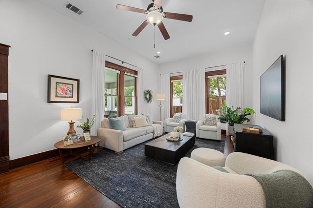 1502 S Elm ST, Georgetown, TX 78626