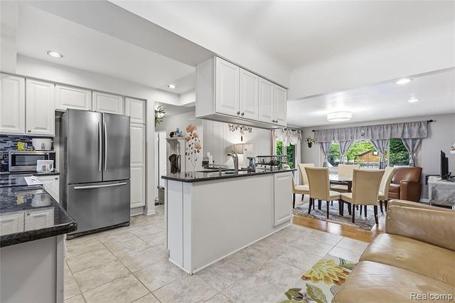 3129 Beacham Drive, Waterford, MI 48329