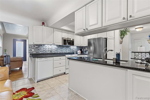 3129 Beacham Drive, Waterford, MI 48329