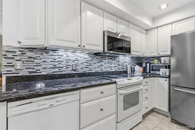 3129 Beacham Drive, Waterford, MI 48329