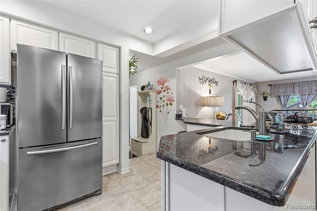 3129 Beacham Drive, Waterford, MI 48329