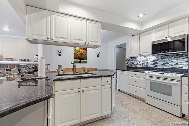 3129 Beacham Drive, Waterford, MI 48329