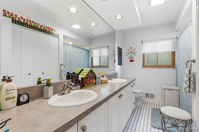 3129 Beacham Drive, Waterford, MI 48329