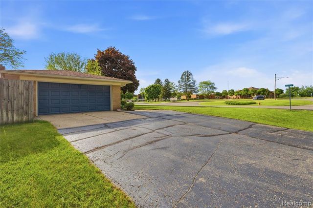 3129 Beacham Drive, Waterford, MI 48329