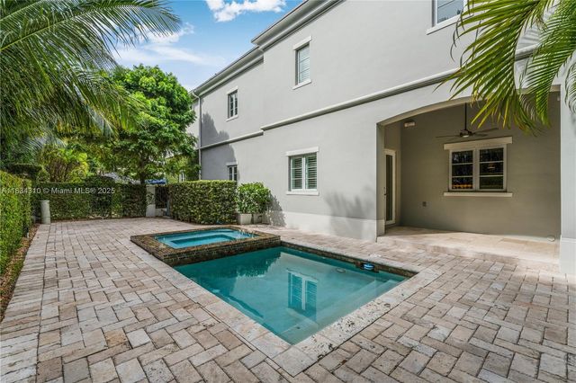10155 SW 75th Pl, Pinecrest, FL 33156