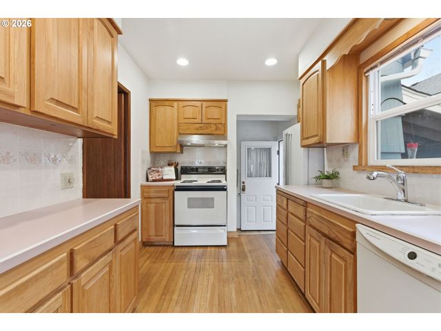 3757 Se TOLMAN St, Portland, OR 97202