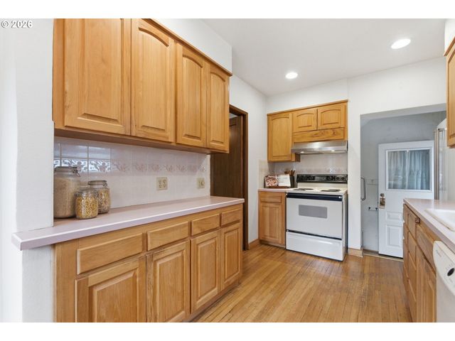 3757 Se TOLMAN St, Portland, OR 97202