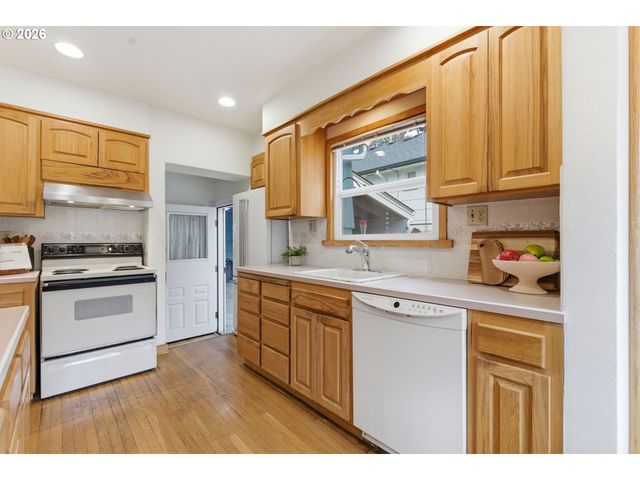 3757 Se TOLMAN St, Portland, OR 97202